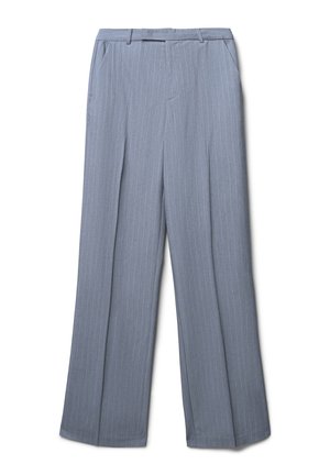 Pantaloni eleganti a righe grigio chiaro con passanti per cintura, pieghe frontali e tasche laterali, esposti su uno sfondo bianco.