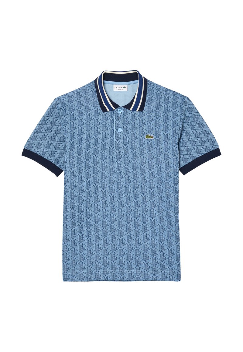 Polo shirt bleu clair avec un motif géométrique, col marine et accents de manches, comportant deux boutons et un petit logo sur la poitrine.