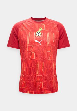Maglia sportiva rossa a maniche corte con logo della Ghana Football Association, logo Puma bianco e motivo geometrico su fronte e maniche.