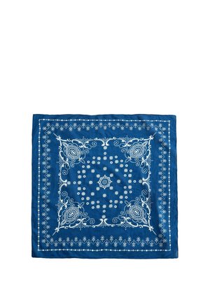 Blauwe bandana met witte paisley patronen en cirkelvormige bloemmotieven die symmetrisch over de stof zijn verdeeld.