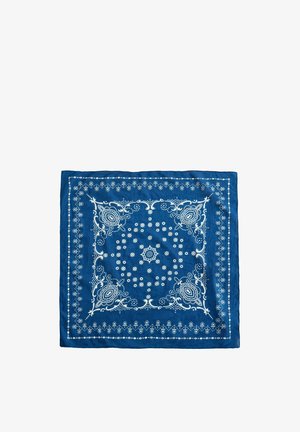 Blauwe bandana met witte paisley patronen en cirkelvormige bloemmotieven die symmetrisch over de stof zijn verdeeld.