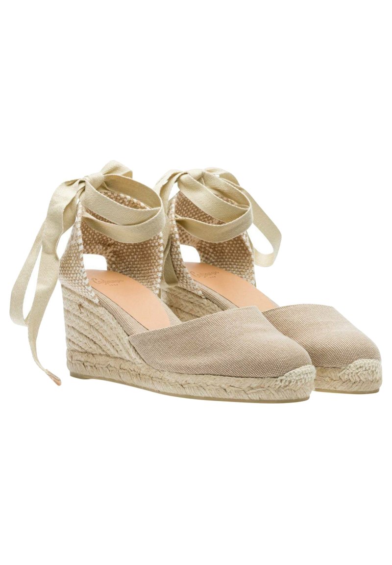 Wedge espadrilles beige con tomaia in tessuto di lino testurizzato, piattaforma in juta intrecciata e lacci alla caviglia in raso. Design con punta rotonda e tallone aperto.