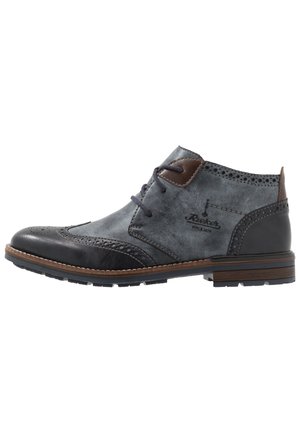 Grijze en zwarte leren brogue enkelboot voor heren met bruine accenten, vetersluiting en gestikte zool.