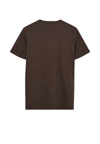 Brun bomulds t-shirt med korte ærmer, rund hals, enkelt design og glat tekstur. Ingen synlige grafik eller udsmykninger.