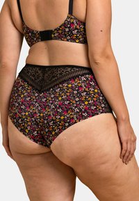 Soutien-gorge à motif floral et culotte taille haute en noir, ornés de couleurs vives, d'accents en dentelle et d'une texture lisse.