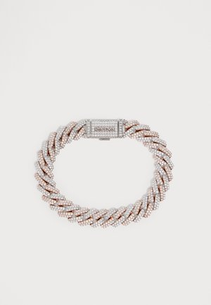 Bracelet chaîne en or rose et argent avec des cristaux brillants et un fermoir rectangulaire gravé du nom de la marque Darkai.