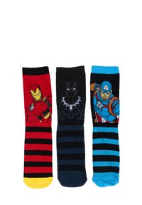 Tre calzini: rosso con design di Iron Man, nero con design di Black Panther, blu con design di Captain America, con strisce e texture in cotone.