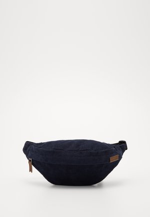 Mała granatowa nerka z sztruksu z zamkiem błyskawicznym i regulowanym paskiem, z metką marki z boku, na białym tle.