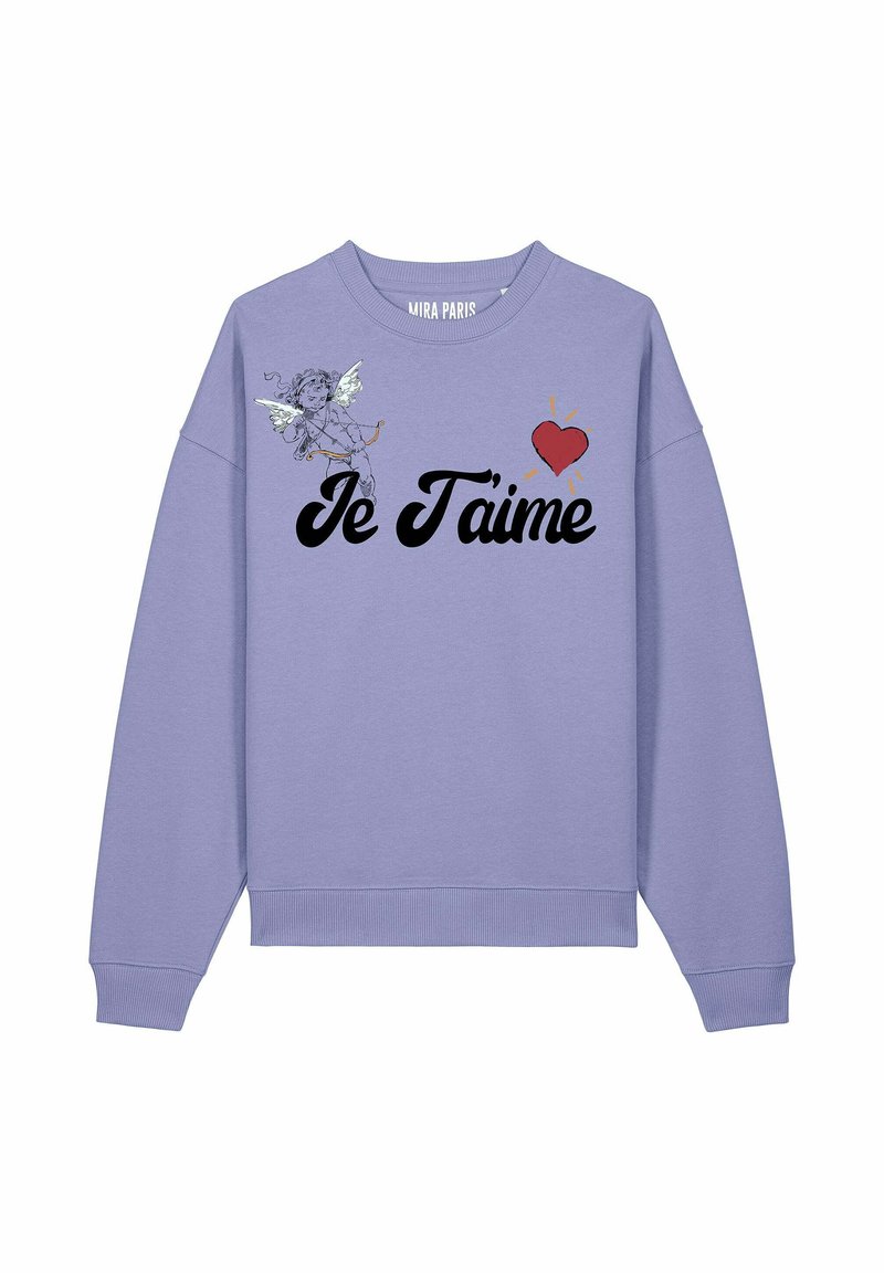 Levendula színű, garbós sportpóló, amelyen egy nyomtatott kupidó grafika és "Je T'aime" felirat látható fekete színben, valamint egy piros szív részlettel.