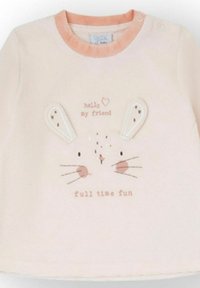 Camiseta de bebé en rosa suave con cuello melocotón, con la cara de un conejo con orejas en 3D y texto "hola mi amigo" y "diversión a tiempo completo".