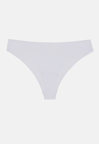 Witte slip met minimalistische bedekking, gemaakt van gladde stof, met naadloze zijden voor een schone silhouet.