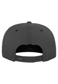 Sort baseball cap med en stiv skygge, stoftekstur, justerbar plastsnaplukning og synlig syning bagpå.