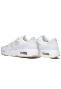 Zapatillas Nike blancas y azul claro con parte superior de malla y sintético, que cuentan con una unidad de aire visible y suela de goma texturizada.