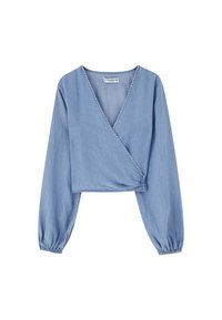 Haut portefeuille en denim bleu clair avec manches longues bouffantes et décolleté en V profond. Présente un détail noué à la taille et des ourlets cousus.