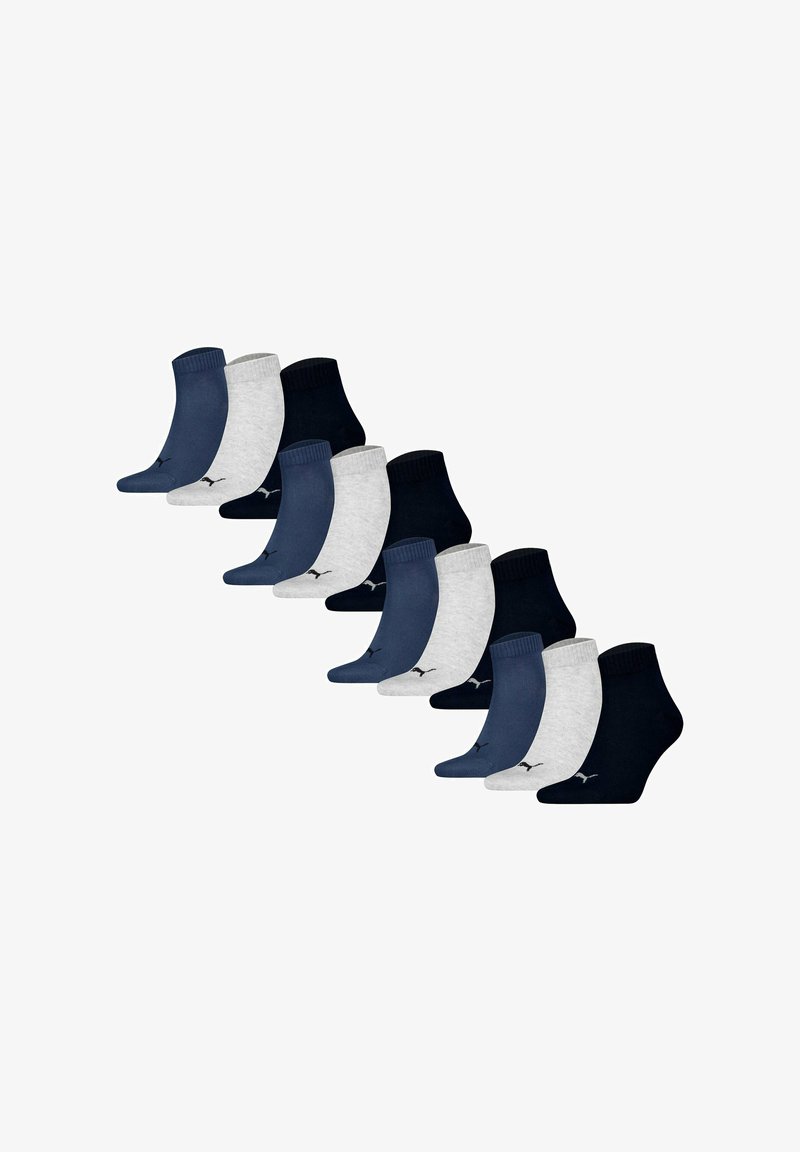 Multi-confezione di calzini alla caviglia in blu navy, grigio chiaro e grigio scuro. Presentano polsini a costine e un piccolo dettaglio del logo sul lato.