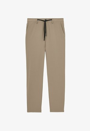 Pantaloni bej cu croială dreaptă, buzunare laterale, benzi pentru curea și șnur negru în talie pe fundal alb.