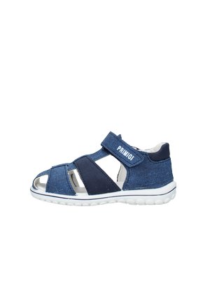 Sandalo da bambino blu navy con suola bianca, punta aperta, cinturino in velcro con etichetta "PRIMIGI" e tomaia in tessuto traspirante.