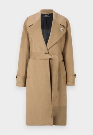 Kamelullblandad trenchcoat med urtagna krage, bälte i midjan och knäppte manschetter. Har en vadderad svart inredning och en logodetalj.