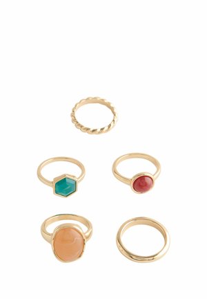 Fünf goldene Ringe mit verschiedenen Designs, darunter ein verdrehter Ring und Ringe mit türkis-, rot- und pfirsichfarbenen Steinen.