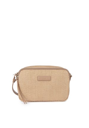 Petit sac bandoulière rectangulaire beige tissé avec fermeture éclair et sangle réglable, patch logo à l'avant, sur fond blanc.