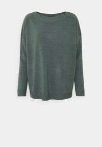 Maglione verde in maglia con scollatura ampia a girocollo, spalle calate e maniche lunghe. Presenta una texture morbida e polsini e orlo a coste.