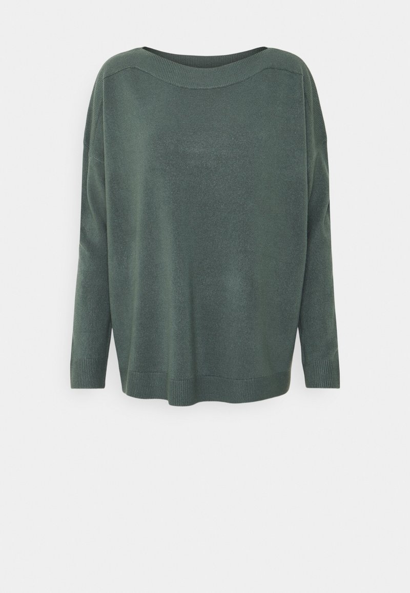 Maglione verde in maglia con scollatura ampia a girocollo, spalle calate e maniche lunghe. Presenta una texture morbida e polsini e orlo a coste.