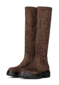 Bottes montantes en daim marron avec une semelle en caoutchouc noire plate, comportant une fermeture éclair latérale et une texture lisse sur la partie supérieure.