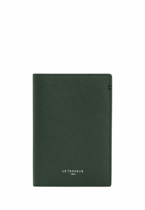 Portafoglio in pelle verde scuro con texture e testo bianco "LE TANNEUR 1898" centrato vicino al fondo su sfondo bianco.