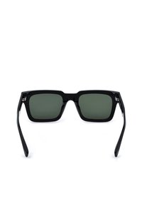 Lunettes de soleil noires rectangulaires avec des verres vert foncé et des branches légèrement courbées, vues de face sur fond blanc.