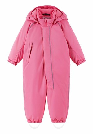 Różowy wodoodporny kombinezon narciarski z zamkiem z przodu, elastycznymi mankietami, kapturem, dwoma bocznymi kieszeniami oraz odblaskowymi paskami wzdłuż szwów.