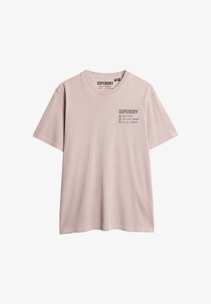 Helles rosa Baumwoll-T-Shirt mit Rundhalsausschnitt, kurzen Ärmeln und grauem Druck-Branding auf der oberen linken Seite.