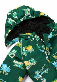 Giacca impermeabile verde con motivi di veicoli da costruzione multicolori, rivestimento in peluche nero, cappuccio regolabile e chiusure a scatto metalliche.