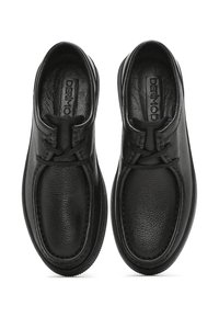 Chaussures en cuir noir avec une finition texturée, dotées d'un bout rond, de détails en nœud décoratif et de semelles robustes.
