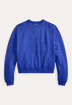 Blå crewneck-genser med lange ermer, ribbestrikkede mansjetter og nederkant, samt lite rødt brodert logo på venstre bryst.