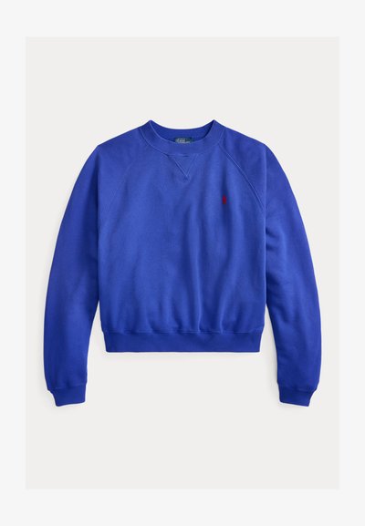 Μπλε φούτερ με στρογγυλή λαιμόκοψη, μακριά μανίκια, ριμπ μανσέτες και τελείωμα, και μικρό κόκκινο κεντητό λογότυπο στο αριστερό στήθος.