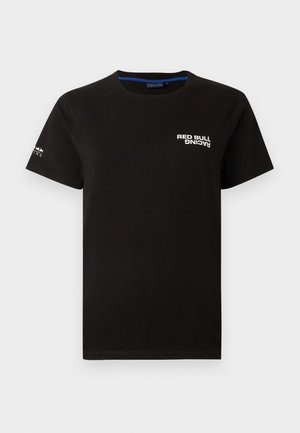 Schwarzes Baumwoll-T-Shirt mit kurzen Ärmeln. Auf der Vorderseite befindet sich der Schriftzug "RED BULL RACING" in Weiß und auf dem rechten Ärmel das Logo. Einfaches Design.