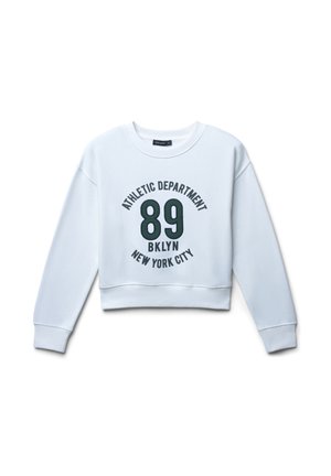 Felpa bianca a maniche lunghe e corta, con stampa verde: "DEPARTAMENTO ATLETICO 89 BKLYN NEW YORK CITY." Presenta un collo rotondo.