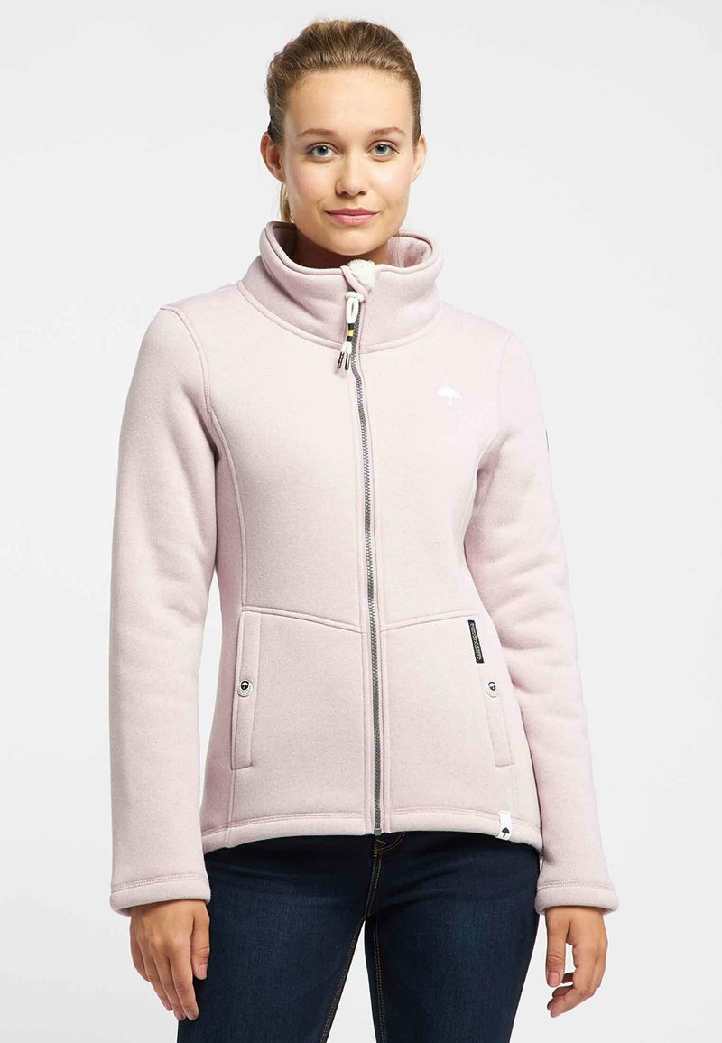 Giacca in pile rosa chiaro con zip, colletto alto, due tasche frontali e logo sul lato sinistro del petto. Tessuto morbido e vestibilità sagomata.