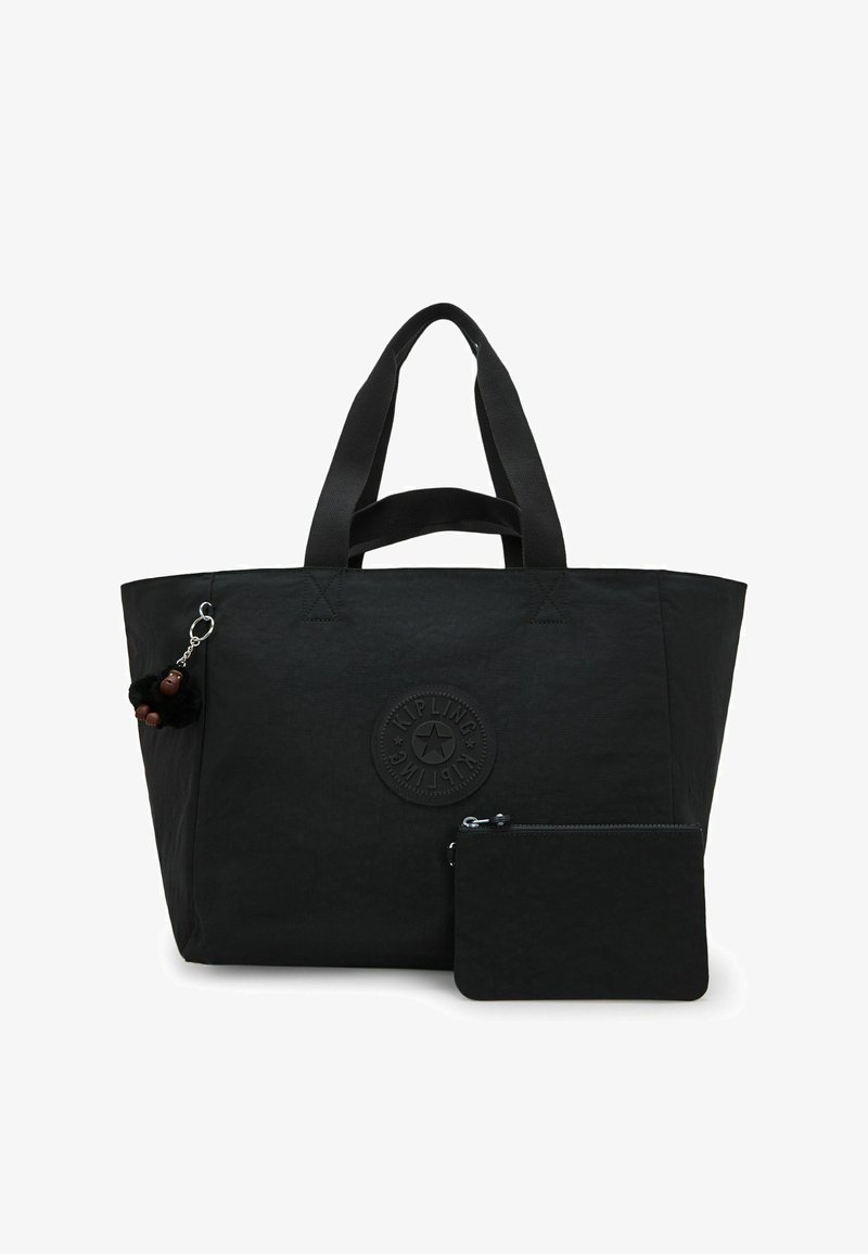 Sort Kipling-totetaske med to håndtag, tilknyttet lille blød abe-nøglering og matchende lynlåspung foran.