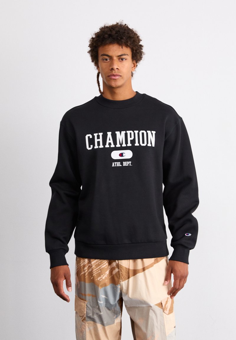 Sweatshirt negru din bumbac, cu textul "CHAMPION" în alb și un accent cu logo. Mâneci ribbate, cu o croială lejeră.