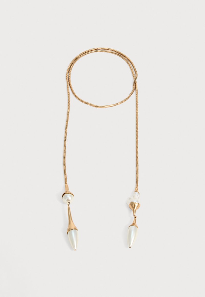Collier chaîne ton or avec deux pendentifs allongés en forme de perles suspendus à chaque extrémité sur fond blanc.