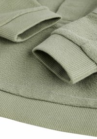 Olivgrüner Pullover mit gerippten Bündchen und strukturiertem Stoff. Besitzt ein weiches, glattes Innenfutter und ein dezent gemustertes Design.