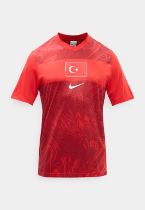 Rotes Sporttrikot mit marmoriertem Muster, kurzen Ärmeln, einem weißen Nike-Logo und einem türkischen Flaggenemblem auf der Brust.