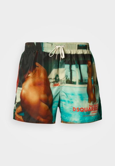 Shorts de bain avec un imprimé photo multicolore, taille élastique, cordon blanc, et texte de marque en rouge sur le devant.