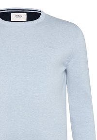 Hellblauer Baumwollpullover mit rundem Ausschnitt, gerippter Textur und dezentem Logo-Detail sowie einem kontrastierenden dunklen Streifen am Ausschnitt.