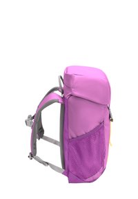 Μωβ σακίδιο πλάτης με δίχτυ στο πλάι, επενδυμένους ιμάντες ώμου και επάνω θήκη με φερμουάρ, εμφανιζόμενο από το πλάι σε λευκό φόντο.