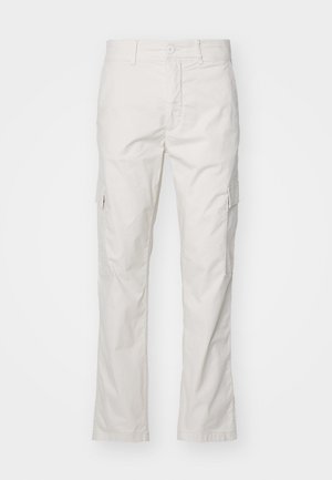 Beige Baumwoll-Cargohosen mit seitlichen Taschen, geraden Beinen, Gürtelschlaufen und einem Reißverschluss sowie Knopfverschluss am Bund.