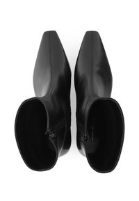 Schwarze Leder-Ankle-Boots mit spitzer Zehenform, Reißverschlussöffnung und glatter Textur; das Innenfutter ist sichtbar.