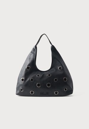 Μαύρη δερμάτινη τσάντα ώμου με μεγάλους κυκλικούς μεταλλικούς κρίκους ομοιόμορφα τοποθετημένους στην μπροστινή όψη και μονό λουράκι.