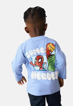 Lichtblauwe t-shirt met lange mouwen, voorzien van Spiderman en Hulk graphics en de tekst "SUPER HEROES". Gemaakt van zachte katoenstof met een ontspannen pasvorm.